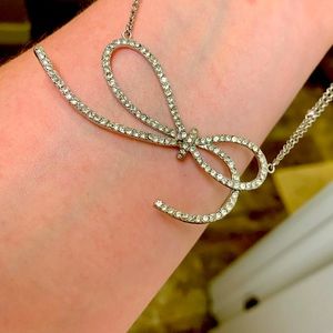 Costume jewelry necklace with bow, silver